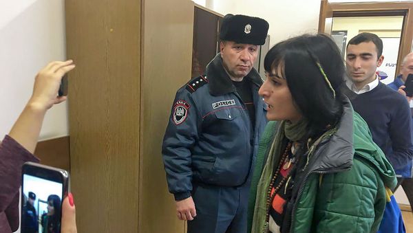 Активисты-экологи подарили министру дренажные воды (23 ноября 2018). Еревaн - Sputnik Армения