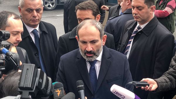 И.о. премьер-министра Никол Пашинян ответил на вопросы журналистов во время прогулки по Старому Еревану (23 ноября 2018). Ереван - Sputnik Армения