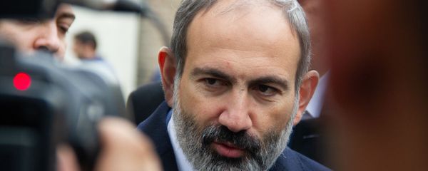 И.о. премьер-министра Никол Пашинян ответил на вопросы журналистов во время прогулки по Старому Еревану (23 ноября 2018). Ереван - Sputnik Армения