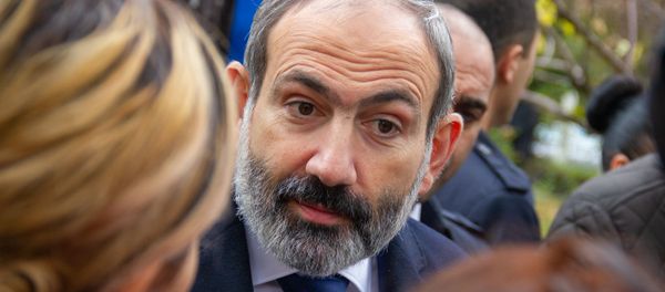 И.о. премьер-министра Никол Пашинян ответил на вопросы журналистов во время прогулки по Старому Еревану (23 ноября 2018). Ереван - Sputnik Արմենիա