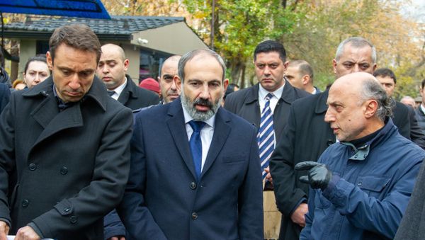 И.о. премьер-министра Никол Пашинян во время прогулки по Старому Еревану (23 ноября 2018). Ереван - Sputnik Армения