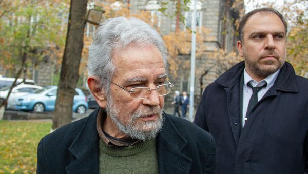 Главный архитектор Еревана Артур Месчян во время прогулки по Старому Еревану (23 ноября 2018). Ереван Главный архитектор Еревана Артур Месчян во время прогулки по Старому Еревану (23 ноября 2018). Ереван - Sputnik Արմենիա