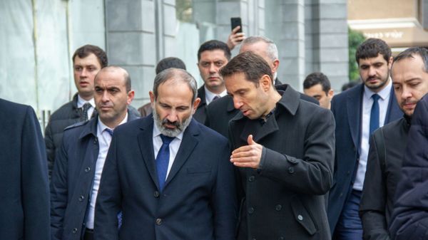 И.о. премьер-министра Никол Пашинян и мэр Еревана Айк Марутян во время прогулки по Старому Еревану (23 ноября 2018). Ереван - Sputnik Армения