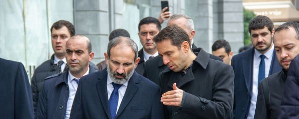 И.о. премьер-министра Никол Пашинян и мэр Еревана Айк Марутян во время прогулки по Старому Еревану (23 ноября 2018). Ереван - Sputnik Արմենիա