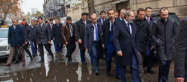 И.о. премьер-министра Никол Пашинян во время прогулки по Старому Еревану (23 ноября 2018). Ереван - Sputnik Արմենիա