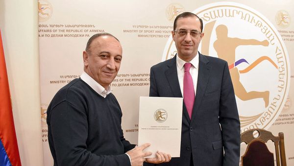 И.о. министра спорта и по делам молодежи Габриел Казарян вручил благодарственное письмо корреспонденту Sputnik Армения Хачику Чахояну (23 ноября 2018). Еревaн - Sputnik Армения