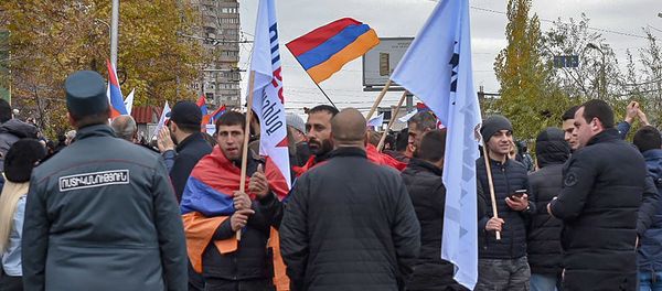Присоединившиеся к шествию Никола Пашиняна граждане (24 ноября 2018). Еревaн - Sputnik Արմենիա