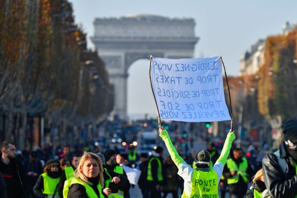 Демонстранты в Париже разносят вековые булыжники: полиция применила слезоточивый газ - Sputnik Армения
