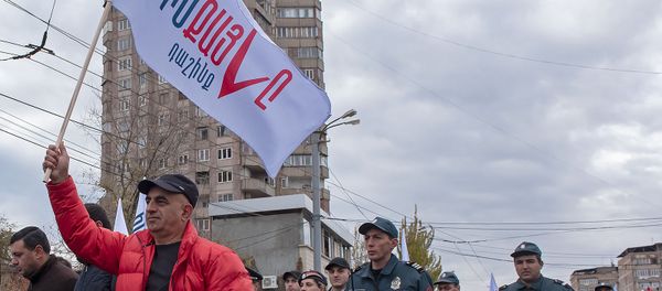 Присоединившиеся к шествию Никола Пашиняна граждане (24 ноября 2018). Еревaн Присоединившиеся к шествию Никола Пашиняна граждане (24 ноября 2018). Еревaн - Sputnik Армения