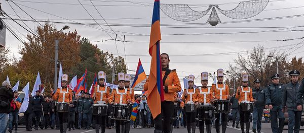 Присоединившиеся к шествию Никола Пашиняна граждане (24 ноября 2018). Еревaн - Sputnik Արմենիա