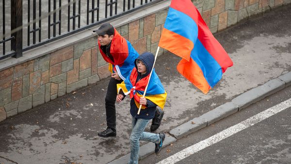 Присоединившиеся к шествию Никола Пашиняна граждане (24 ноября 2018). Еревaн - Sputnik Армения