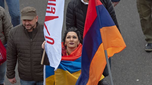 Присоединившиеся к шествию Никола Пашиняна граждане (24 ноября 2018). Еревaн - Sputnik Армения