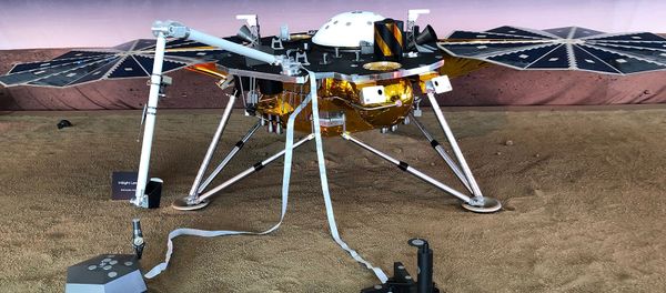Полномасштабная копия NASA Mars InSight на территории кампуса Лаборатории реактивного движения NASA (21 ноября 2018). Пасаденa, Калифорния - Sputnik Армения