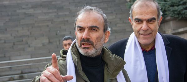 Члены партии Сасна Црер Жирайр Сефилян и Гарегин Чугасзян перед зданием Парламента - Sputnik Армения