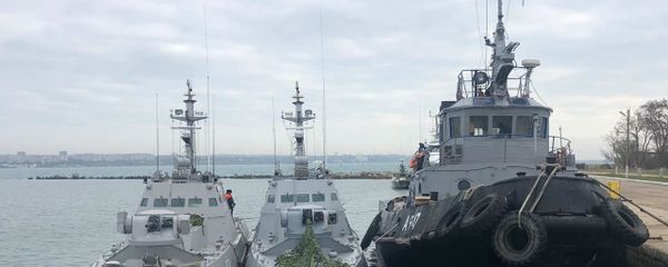 Задержанные украинские корабли доставлены в порт Керчи - Sputnik Армения