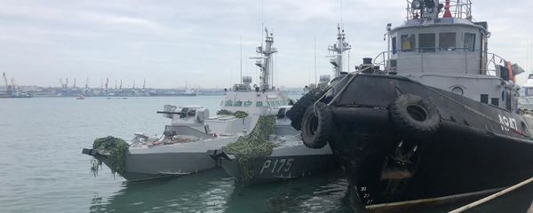 Задержанные украинские корабли доставлены в порт Керчи - Sputnik Արմենիա