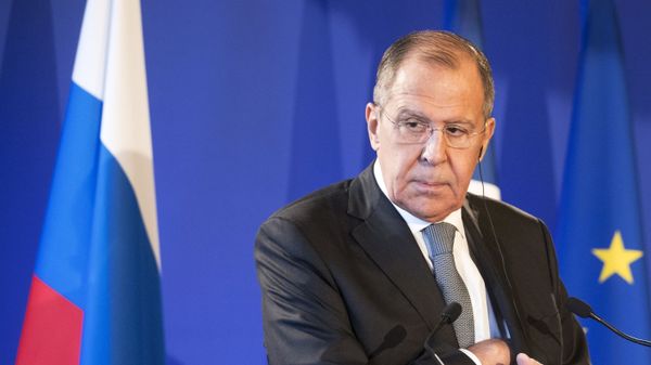 Глава МИД России Сергей Лавров во время совместной пресс-конференции с главой МИД Франции Жан-Ивом Ле Дрианом (27 ноября 2018). Париж - Sputnik Армения