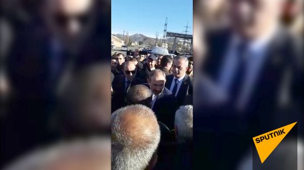 Кто вас обманывает?!: Пашинян встретился с митингующими импортерами - видео - Sputnik Армения