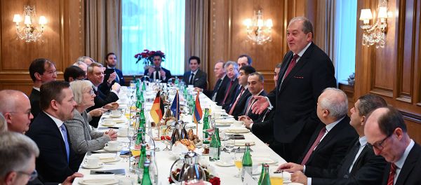 Президент Армении Армен Саркисян встретился с немецкими предпринимателями (28 ноярбя 2018). Берлин - Sputnik Армения