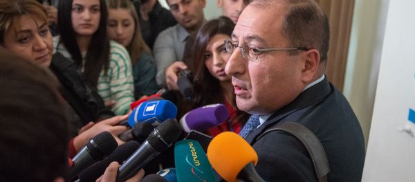Адвокат Айк Алумян ответил на вопросы журналистов в Апелляционном суде Армении (28 ноября 2018). Еревaн Адвокат Айк Алумян ответил на вопросы журналистов в Апелляционном суде Армении (28 ноября 2018). Еревaн - Sputnik Армения
