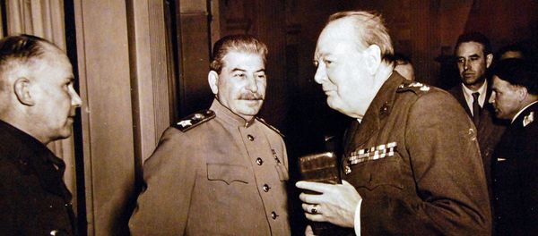 Иосиф Сталин и Уинстон Черчилль во время Ялтинской конференции (февраль 1945). СССР - Sputnik Արմենիա