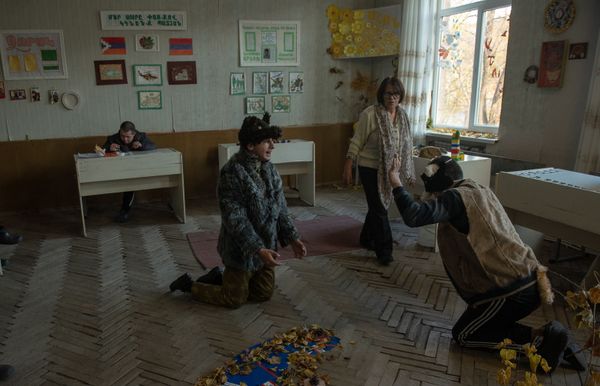 Басня Крылова Волк и лиса в исполнении воспитанников центра по уходу за лицами с психическими расстройствами ДЗОРАК. Басня Крылова Волк и лиса в исполнении воспитанников центра по уходу за лицами с психическими расстройствами ДЗОРАК. - Sputnik Армения