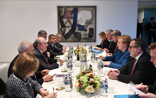 Президент Армен Саркисян встретился с канцлером Германии Ангелой Меркель (28 ноября 2018). Берлин Президент Армен Саркисян встретился с канцлером Германии Ангелой Меркель (28 ноября 2018). Берлин - Sputnik Армения