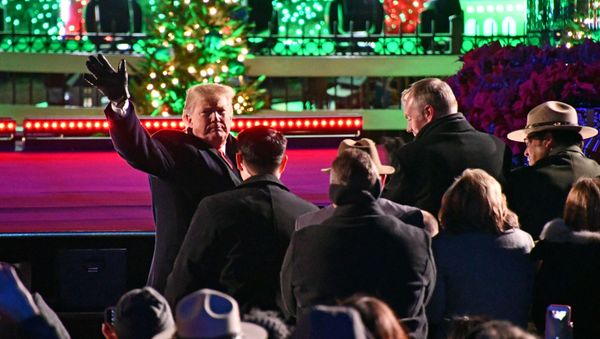 Президент США Дональд Трамп с супругой Меланией на торжественной церемонии зажжения Национальной рождественской елки в парке перед Белым домом (28 ноября 2018). Вашингтон - Sputnik Армения