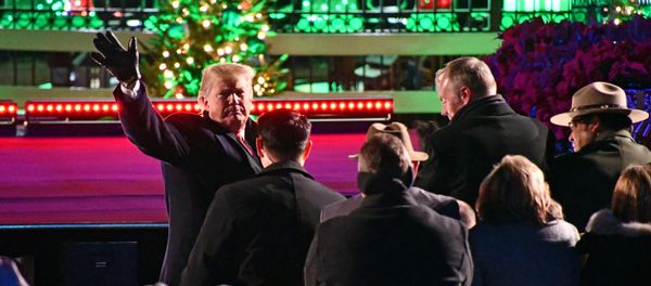 Президент США Дональд Трамп с супругой Меланией на торжественной церемонии зажжения Национальной рождественской елки в парке перед Белым домом (28 ноября 2018). Вашингтон Президент США Дональд Трамп с супругой Меланией на торжественной церемонии зажжения Национальной рождественской елки в парке перед Белым домом (28 ноября 2018). Вашингтон - Sputnik Армения