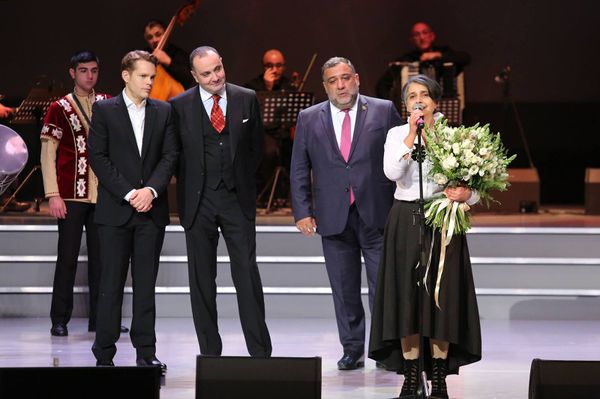 Ազնավուրն անմիջապես արձագանքեց. Մոսկվայում հիշել են 1988-ին  Հայաստանին ձեռք մեկնածներին - Sputnik Արմենիա