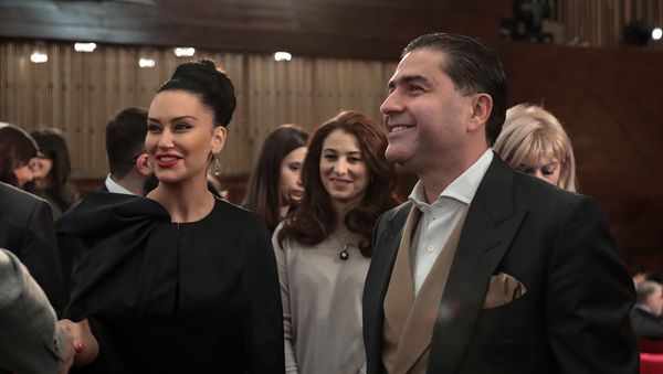 Артур Джанибекян с супругой на церемонии Благодарности «Летопись Милосердия» в МХАТе имени Горького (28 ноября 2018). Москвa - Sputnik Армения