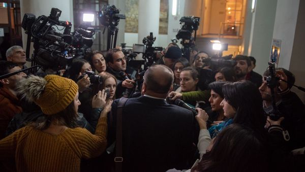 Адвокат Айк Алумян отвечает на вопросы журналистов в Апелляционном суде Армении (27 ноября 2018). Еревaн - Sputnik Армения