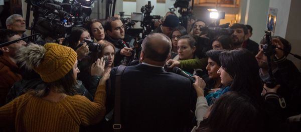 Адвокат Айк Алумян отвечает на вопросы журналистов в Апелляционном суде Армении (27 ноября 2018). Еревaн - Sputnik Армения