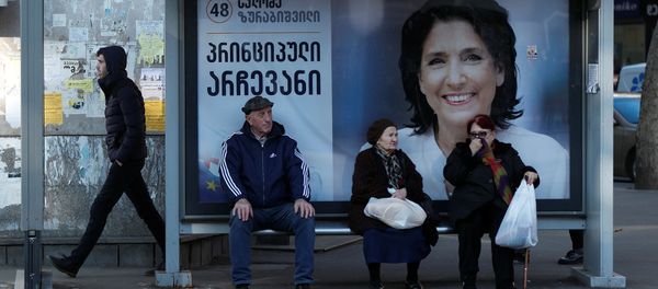 Агитационный баннер кандидата в президенты Грузии Саломе Зурабишвили на автобусной остановке в Тбилиси - Sputnik Армения