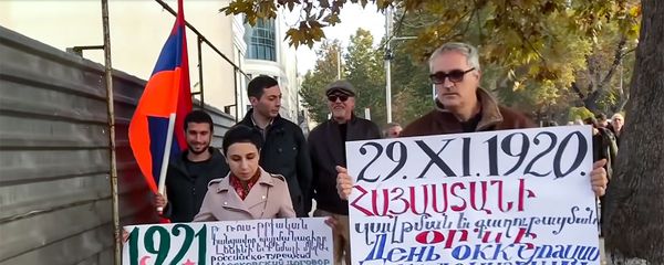 Потасовка между комунистами и прозападными силами в Ереване - Sputnik Արմենիա