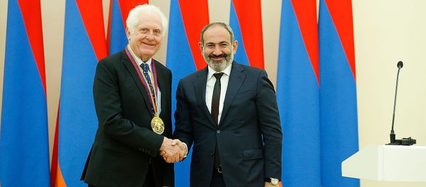 И.о. премьер-министра Никол Пашинян вручил гос.награду за достижения в ИТ сфере Джеймсу Трухарду (30 ноября 2018). Еревaн - Sputnik Արմենիա