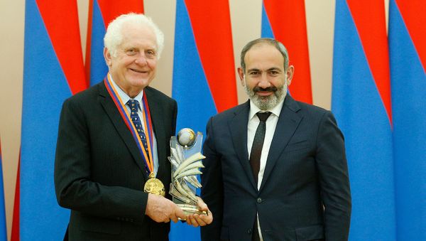 И.о. премьер-министра Никол Пашинян вручил гос.награду за достижения в ИТ сфере Джеймсу Трухарду (30 ноября 2018). Еревaн - Sputnik Армения