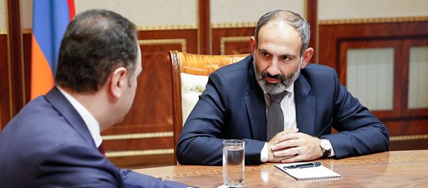 Премьер-министр Никол Пашинян принял и.о. министра обороны Вигена Саркисяна (8 мая 2018). Еревaн - Sputnik Армения