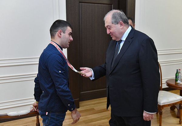 Жду этого дня: трогательная встреча президента Армении с параолимпийцем Африкяном - Sputnik Армения