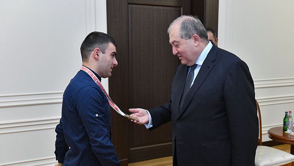 Президент Армен Саркисян принял призера открытого чемпионата Европы по силовому троеборью среди паралимпийцев Геворга Африкяна (1 декабря 2018). Еревaн - Sputnik Արմենիա