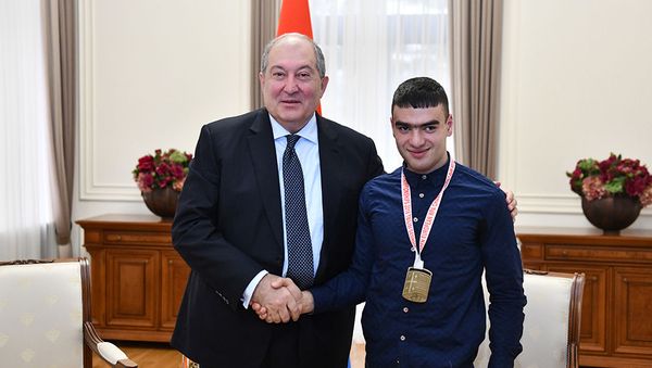 Президент Армен Саркисян принял призера открытого чемпионата Европы по силовому троеборью среди паралимпийцев Геворга Африкяна (1 декабря 2018). Еревaн - Sputnik Армения
