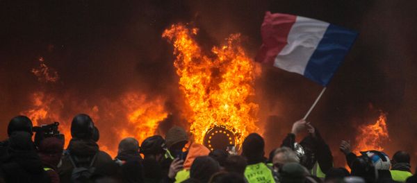 Акция протеста автомобилистов жёлтые жилеты в Париже - Sputnik Армения