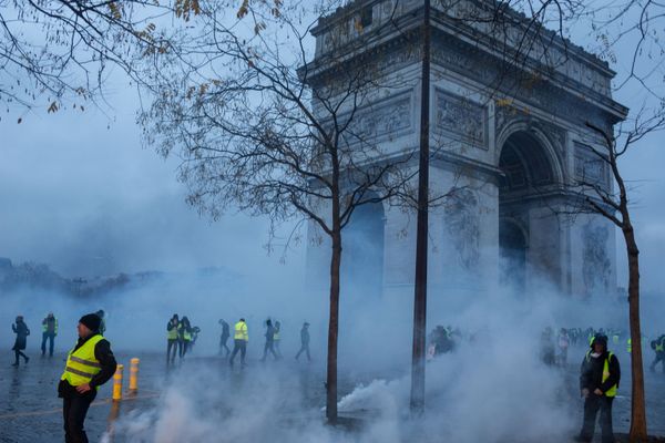 Акция протеста автомобилистов жёлтые жилеты в Париже Акция протеста автомобилистов жёлтые жилеты в Париже - Sputnik Արմենիա