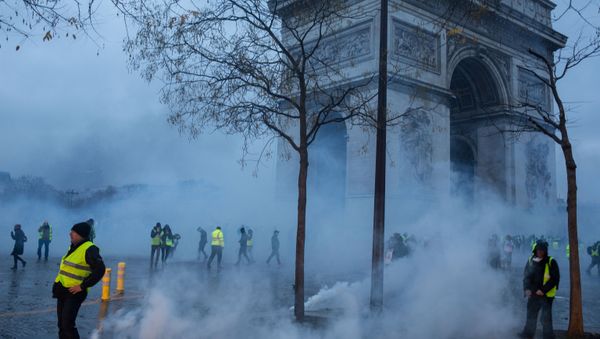 Акция протеста автомобилистов жёлтые жилеты в Париже - Sputnik Արմենիա
