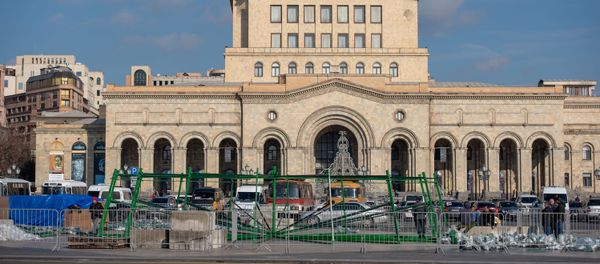 Монтаж новогодней елки на пл. Республики в Ереване Монтаж новогодней елки на пл. Республики в Ереване - Sputnik Армения
