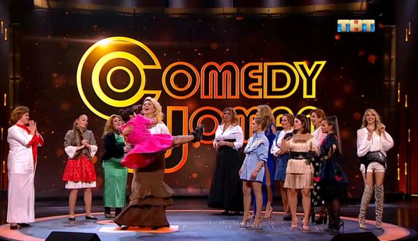 Знаменитый армянский комик в розовом платье хотел задвинуть маму Comedy Woman - видео - Sputnik Армения