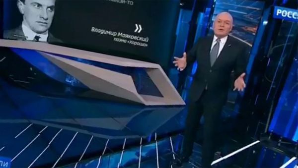 Владимир Маяковский в исполнении Дмитрия Киселева - Sputnik Армения