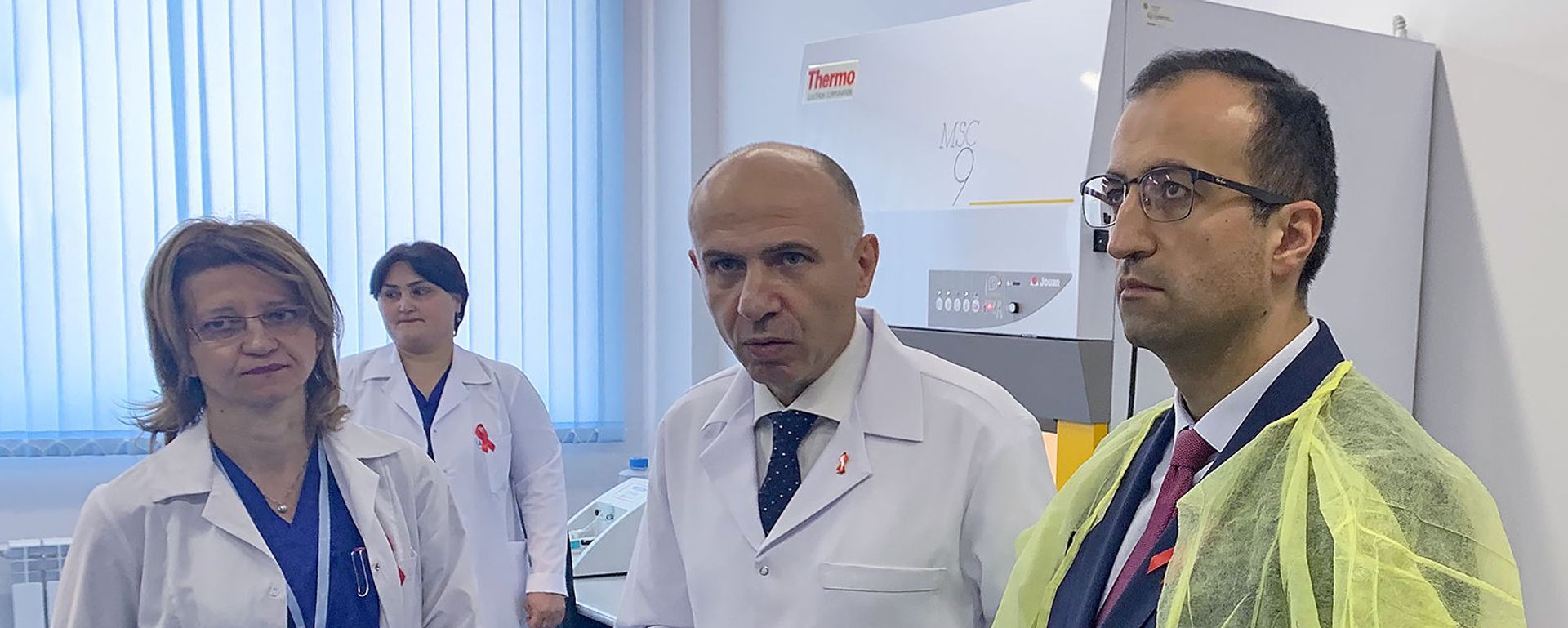 И.о. министра здравоохранения Арсен Торосян на открытии отремонтированной лаборатории  Республиканского центра по профилактике ВИЧ/СПИДа (3 декабря 2018). Еревaн - Sputnik Արմենիա, 1920, 03.12.2018