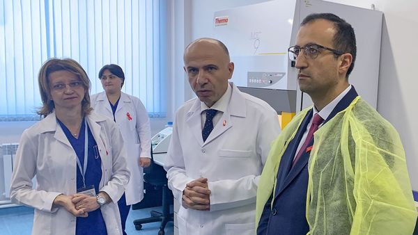 И.о. министра здравоохранения Арсен Торосян на открытии отремонтированной лаборатории  Республиканского центра по профилактике ВИЧ/СПИДа (3 декабря 2018). Еревaн - Sputnik Армения
