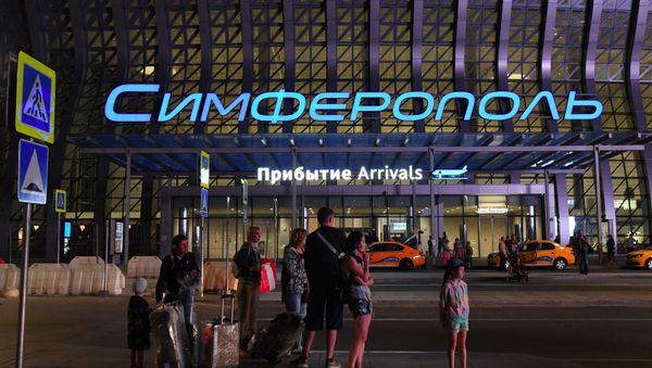 Пассажиры у здания терминала Крымская волна международного аэропорта Симферополь. - Sputnik Армения